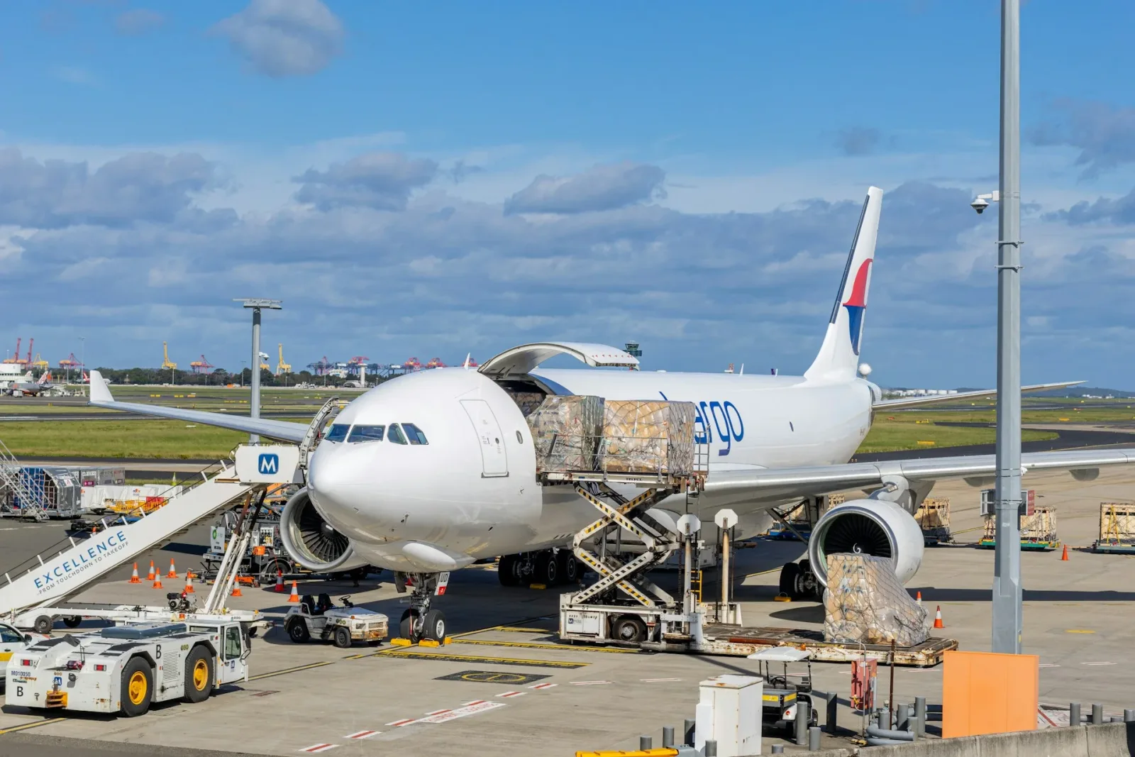 Frachtflugzeug wird auf dem Vorfeld beladen