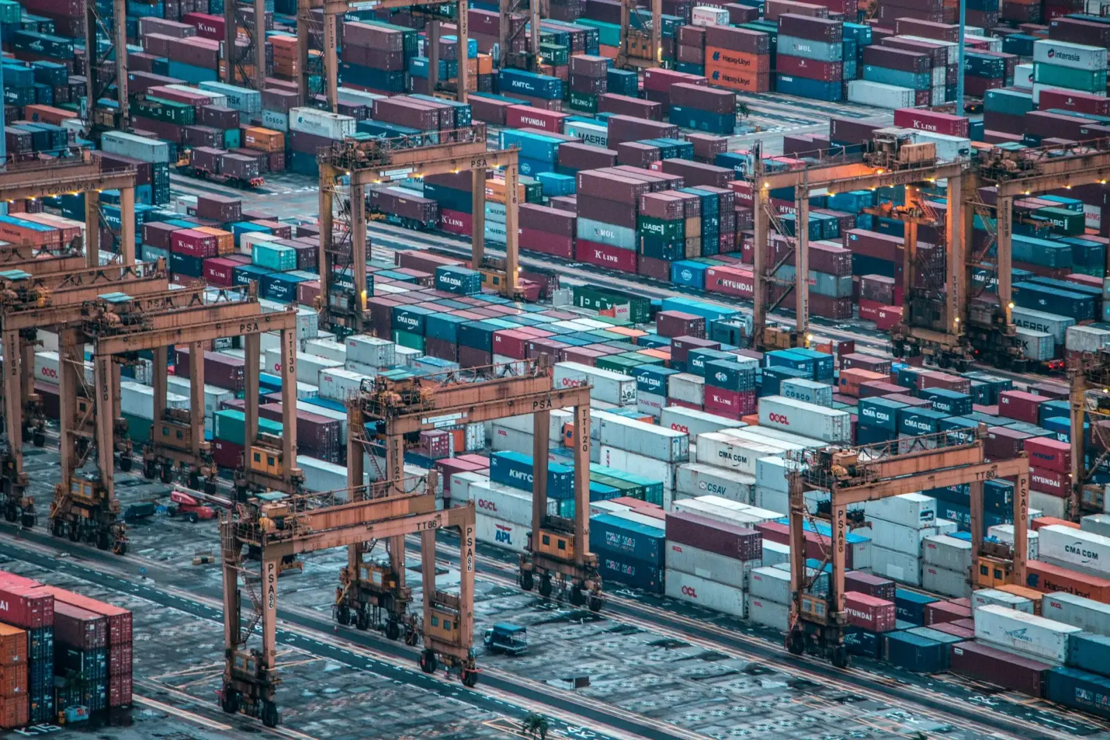 Luftaufnahme eines Containerterminals mit gestapelten Containern