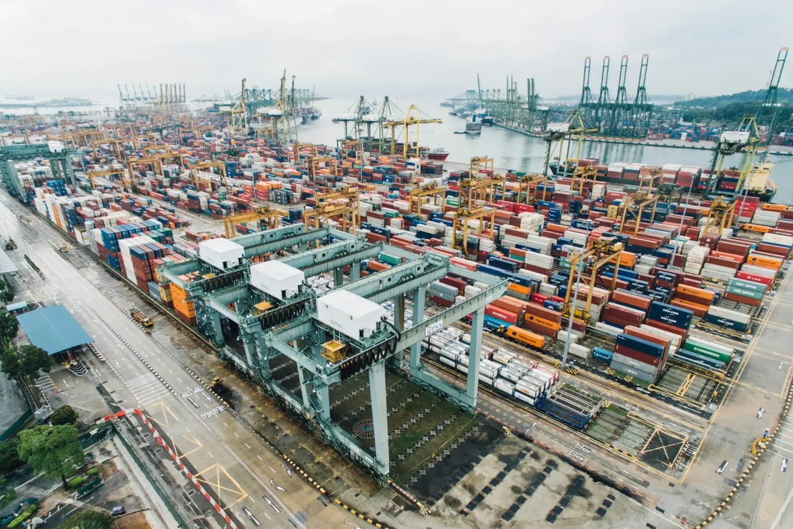 Luftaufnahme eines Containerterminals im Duisburger Hafen