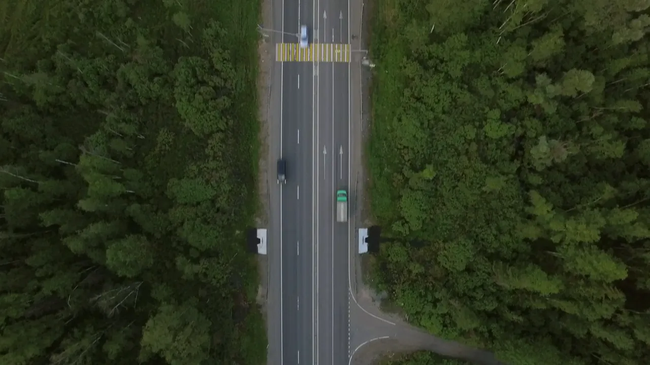 Luftaufnahme einer Fernstra&szlig;e durch bewaldete Landschaft mit einem Lkw