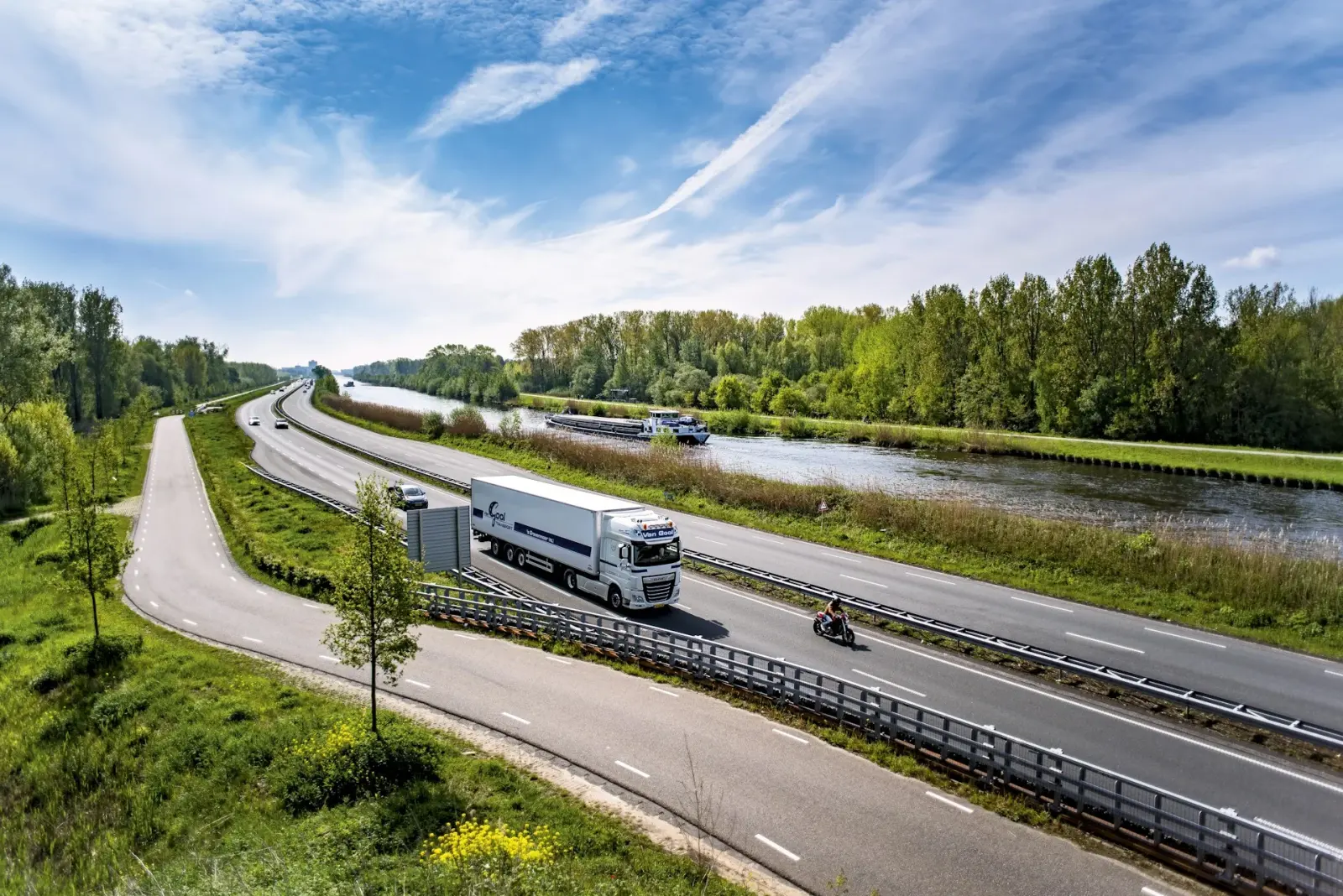 Sattelzug der RNS Logistik auf der Autobahn