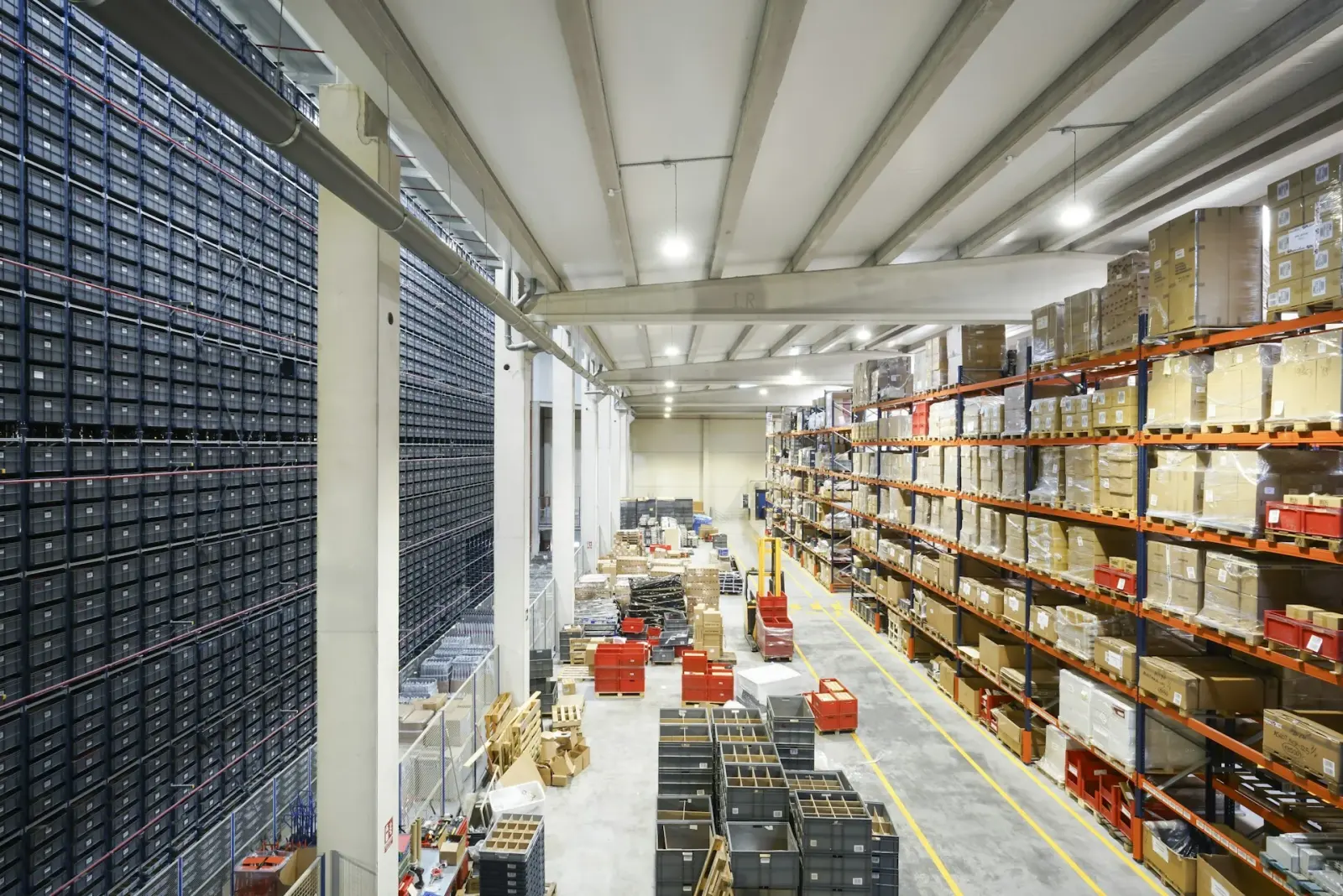 Modernes Distributionslager mit palettierter Ware