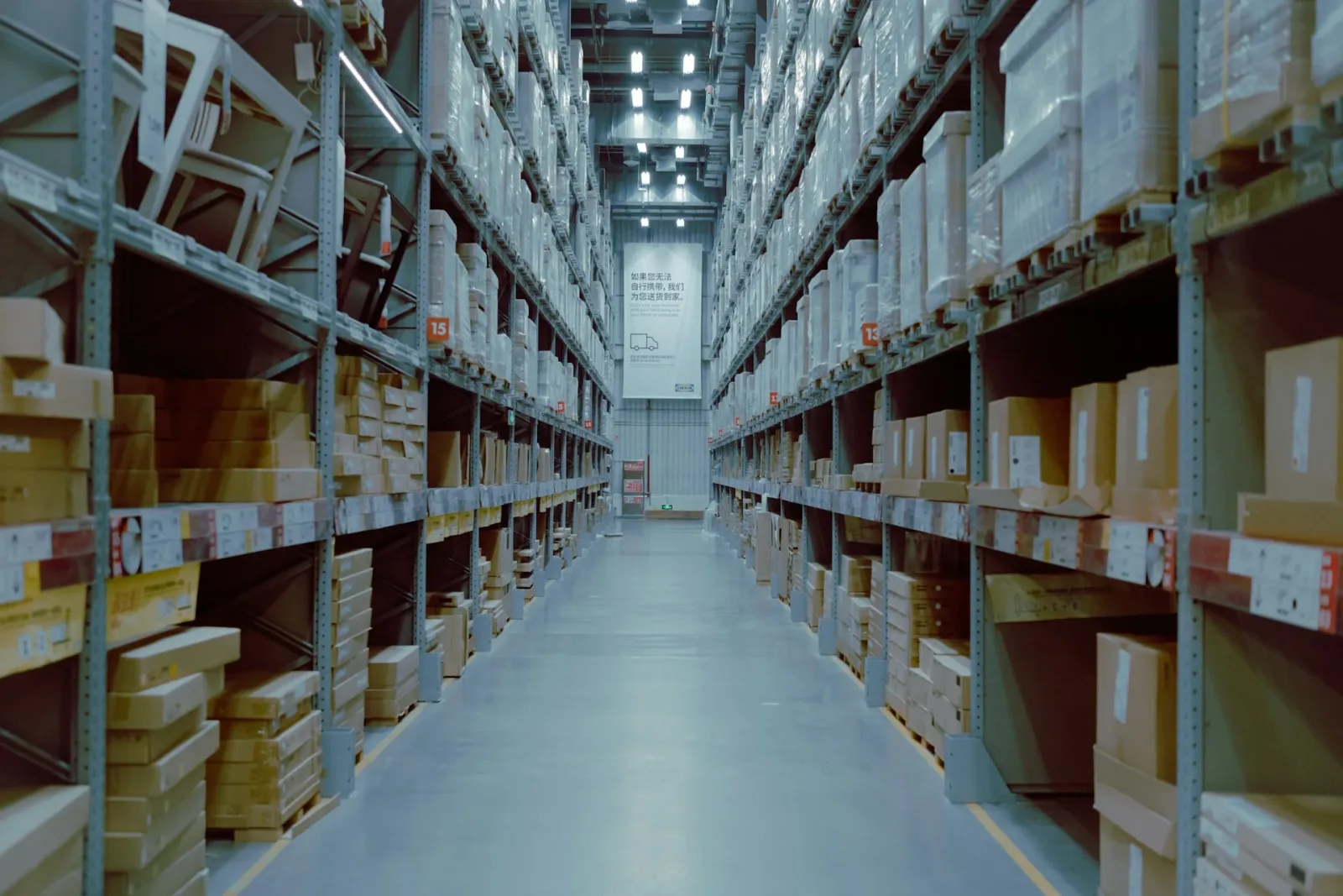 Symmetrischer Regalgang in einem modernen Logistiklager